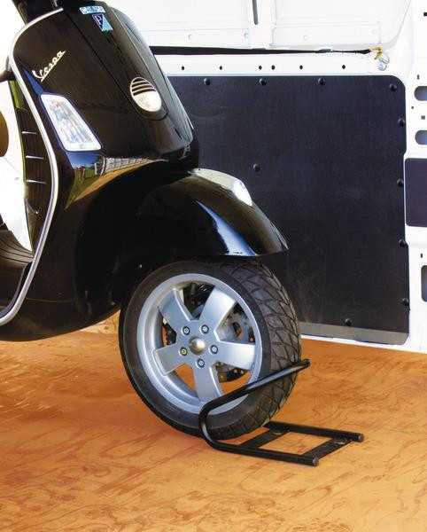 Držák předního kola motocyklu MotoWheel Chock Front, parkovací kolébkový stojan do garáže obytného auta a na přepravní přívěs, ocel