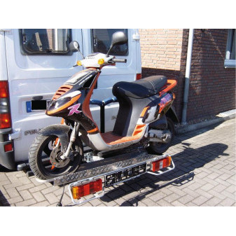 Nosič motocyklu a skútru na tažné zařízení Sawiko A2000 (nosnost 70 kg, hliníkový)