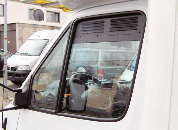 Mřížka větrací okenní Airvent pro Mercedes Sprinter 1995–2006 černá (hliníková ventilační vložka do bočního okna kabiny s integrovanou moskytiérou)