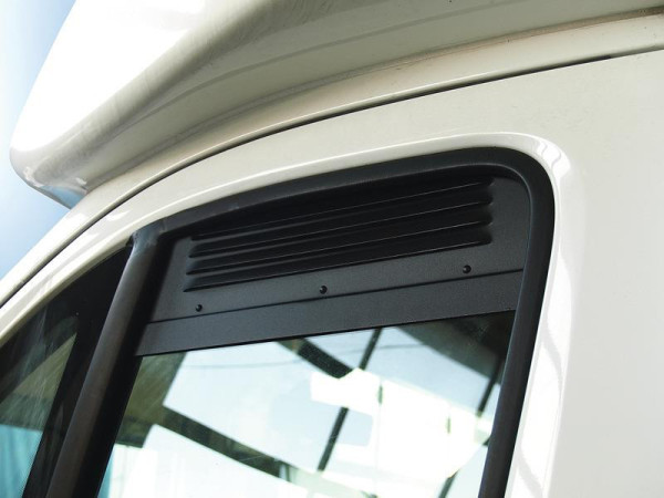 Větrací mřížka do oken kabiny řidiče Airvent pro Fiat Ducato, Peugeot Boxer a Citroën Jumper 2006–2014