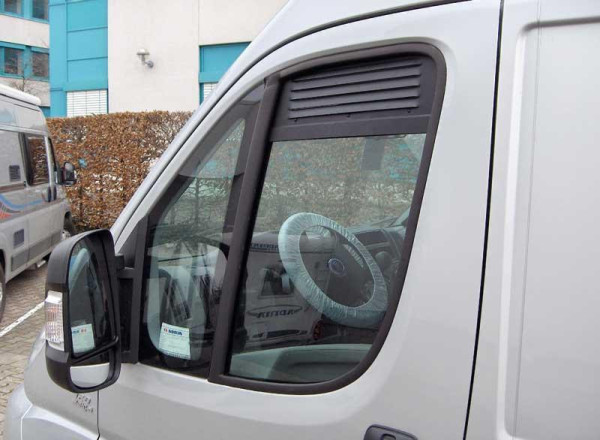 Mřížka větrací okenní Airvent pro Fiat Ducato, Peugeot Boxer, Citroën Jumper 1994–2002 černá (hliníková ventilační vložka do okna kabiny s integrovanou moskytiérou)
