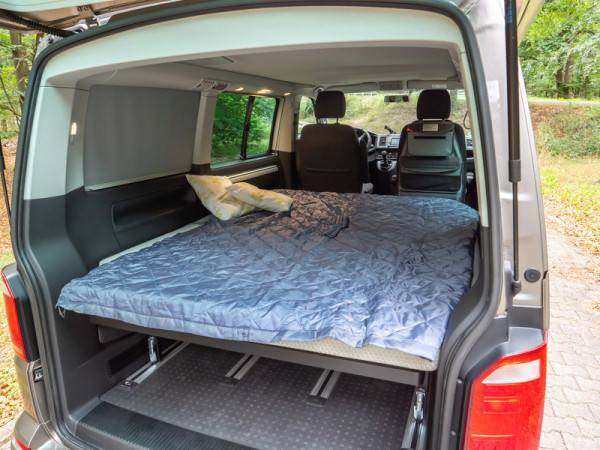 Vestavba spací systém s matrací pro VW T5 / T6 / T6.1 Multivan / California Beach (194 × 148,5 cm)