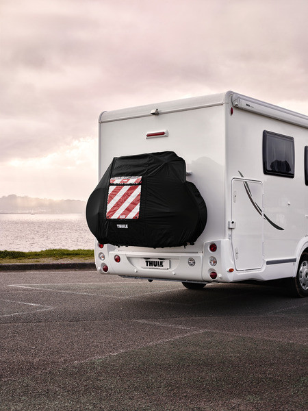 Ochranná plachta na kola Thule Bike Cover pro 2–3 jízdní kola (s integrovanou kapsou na výstražný terč, úložná taška, černá)