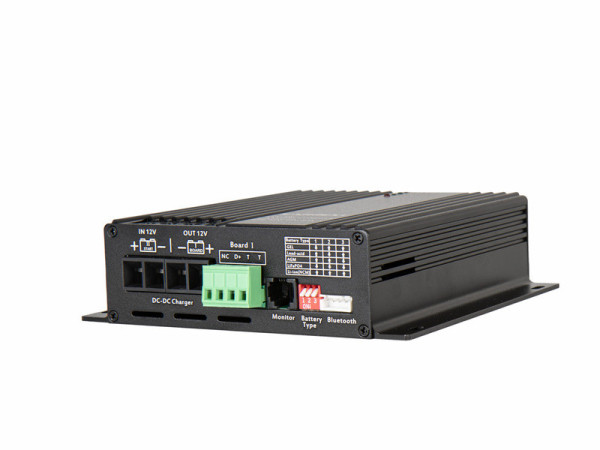 Nabíjecí booster DC-DC 12V 30A pro olověné, AGM, GEL i LiFePO4 baterie (45–280 Ah)