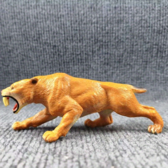 Model saberu z doby ledové, šavlozubý tygr