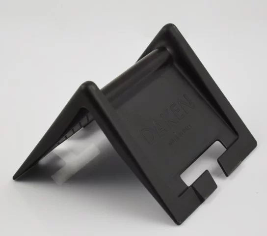 Roh ochranný plastový černý 130x118mm s uchem