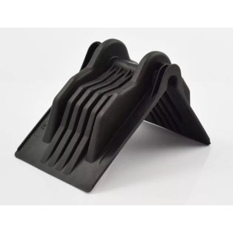 Roh ochranný plastový černý 175x136mm