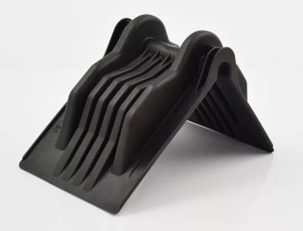 Roh ochranný plastový černý 175x136mm