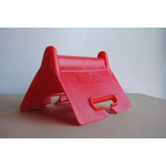 Roh ochranný plastový červený 130x100mm s uchem