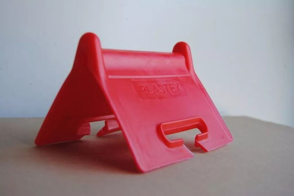 Roh ochranný plastový červený 130x100mm s uchem