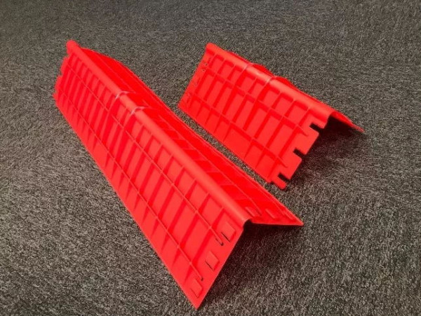 Roh ochranný plastový oranžový dlouhý 400x180mm