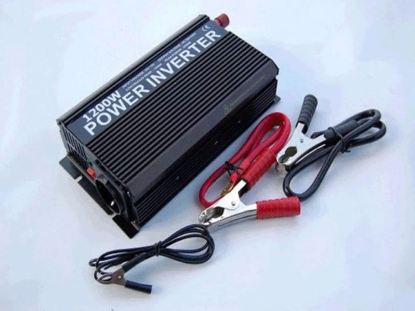 Měnič napětí 1200W 12/220V